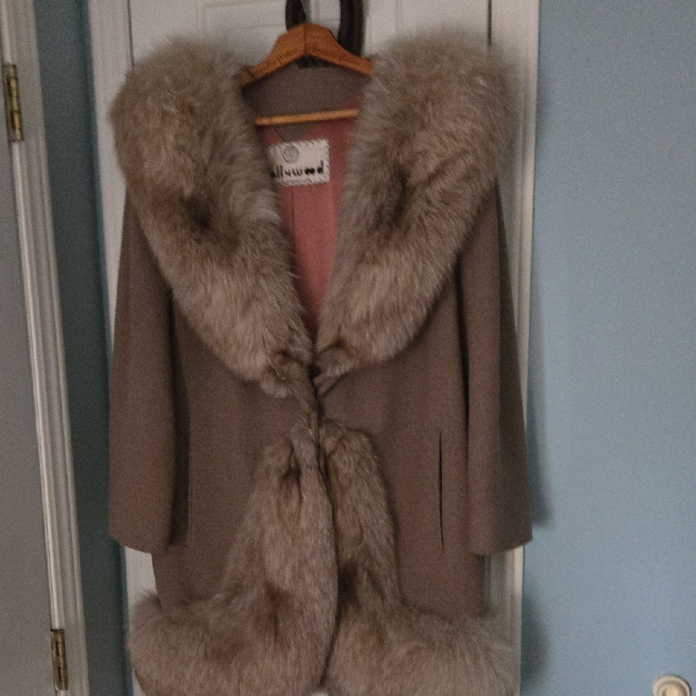 Bellwood Luxurious Fox Fur-Trimmed Short Coat in Tan